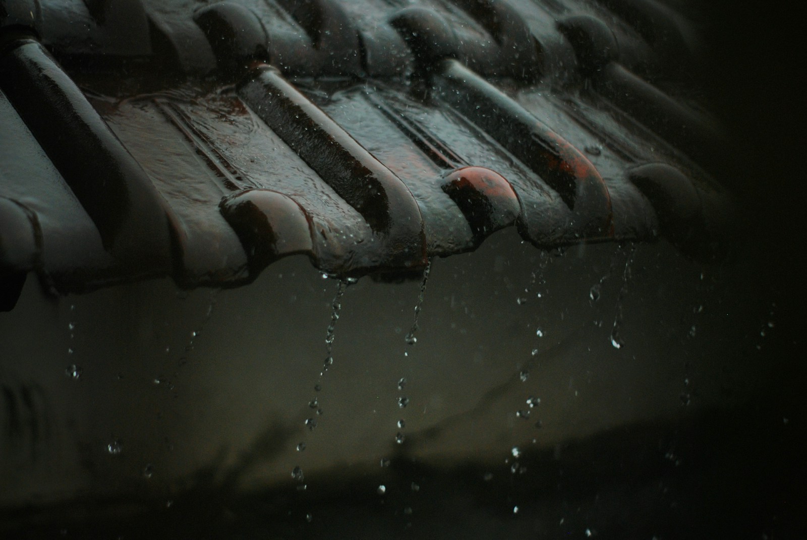 water droplets on roof during daytime